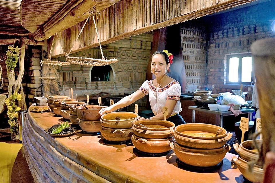 Visita mercados, restaurantes y llénate de los sabores típicos de un lugar.
