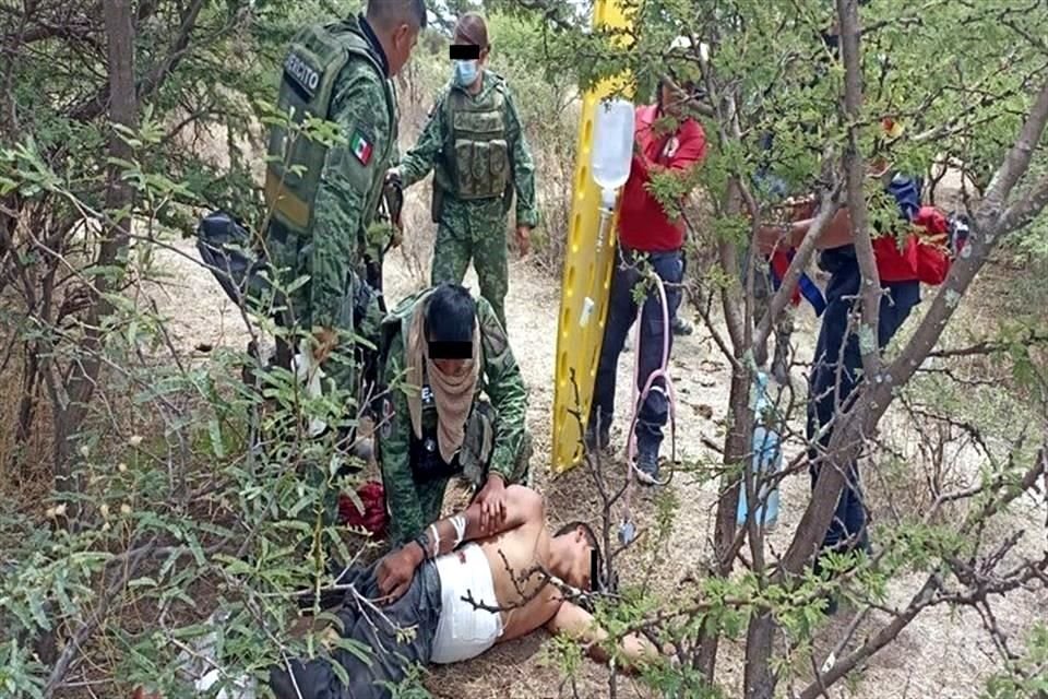 Al arribar, militares hallaron a uno de los presuntos criminales heridos, por lo que fue atendido.