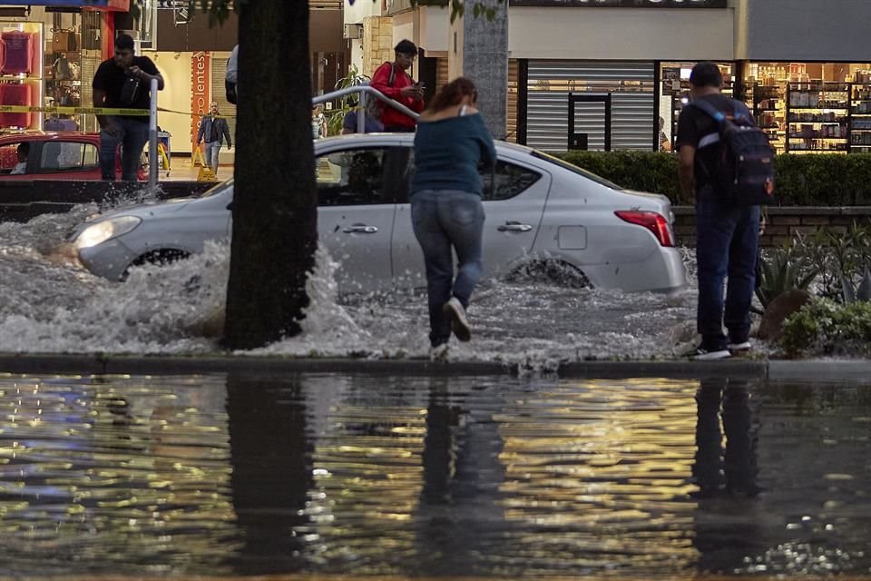 Un total de 5 casas y 21 vialidades inundadas fueron parte del saldo de la tormenta de anoche.