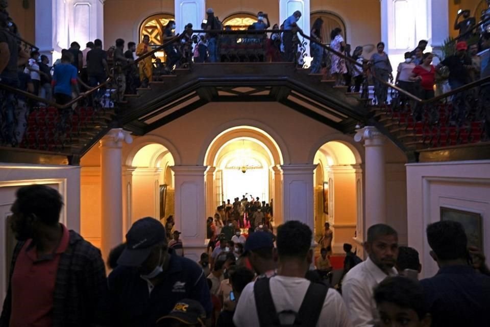 Multitudes de personas caminan este domingo dentro del palacio presidencial de Sri Lanka.