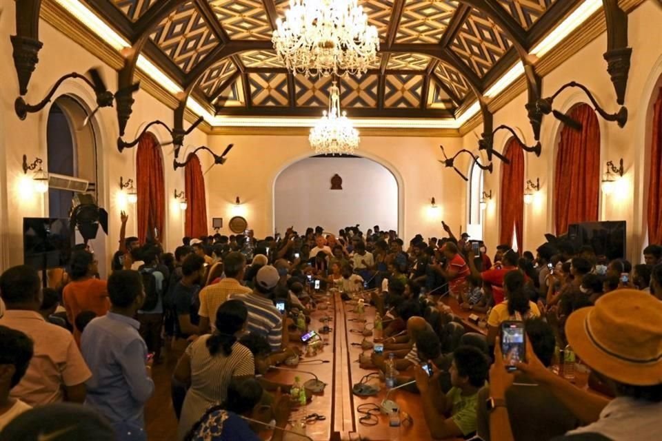 Personas examinan los interiores del palacio presidencial de Sri Lanka.