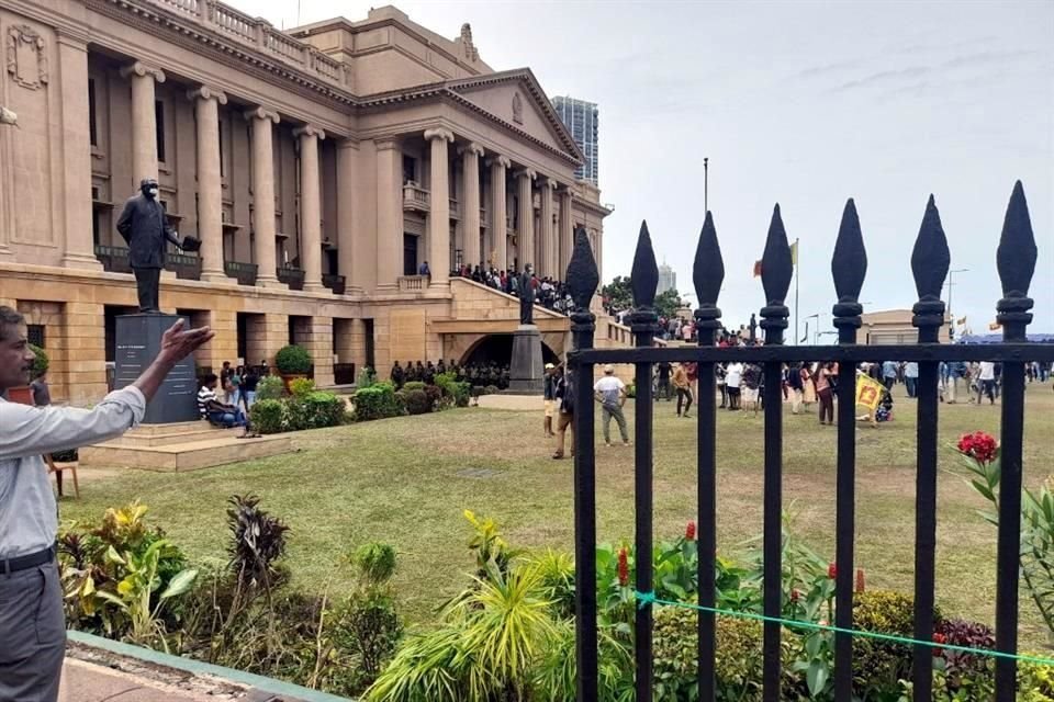 Vista exterior del palacio presidencial de Sri Lanka, mientras personas entran este domingo.