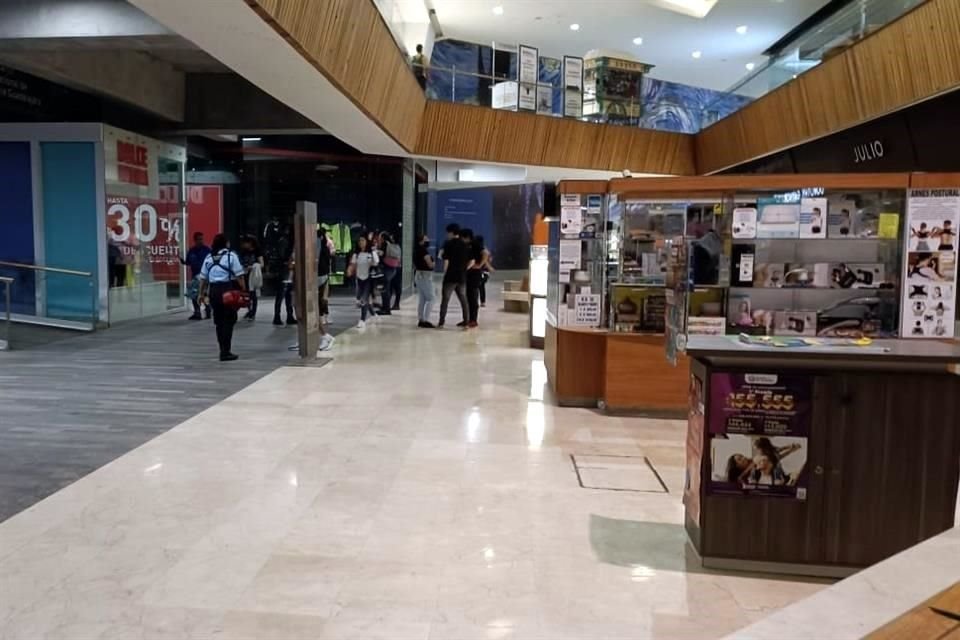 Debido al humo generado por un incendio, la Plaza Patria fue evacuada, ya que se creía que las llamas provenían de una tienda.