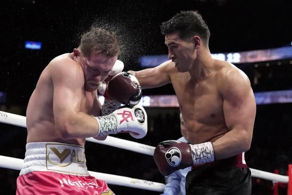 Saúl Álvarez suma dos derrotas en su carrera, una con Mayweather y la segunda con Bivol.