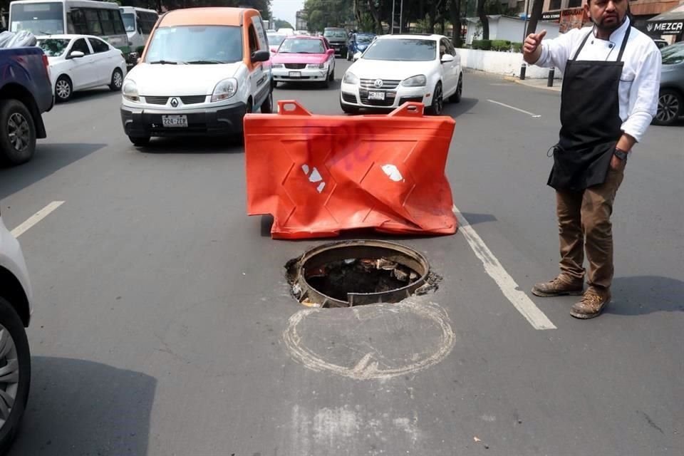 Dos motociclistas sufrieron un accidente al caer en coladera sin tapa en la Colonia Tabacalera; REFORMA publicó el desperfecto desde el sábado.