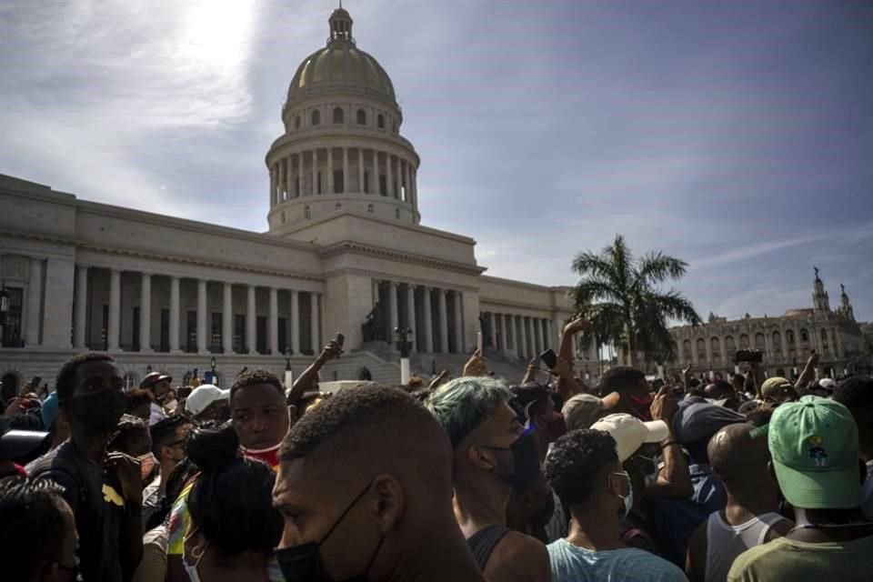 Personas protestan en julio de 2021 frente al Capitolio Nacional de la Habana.