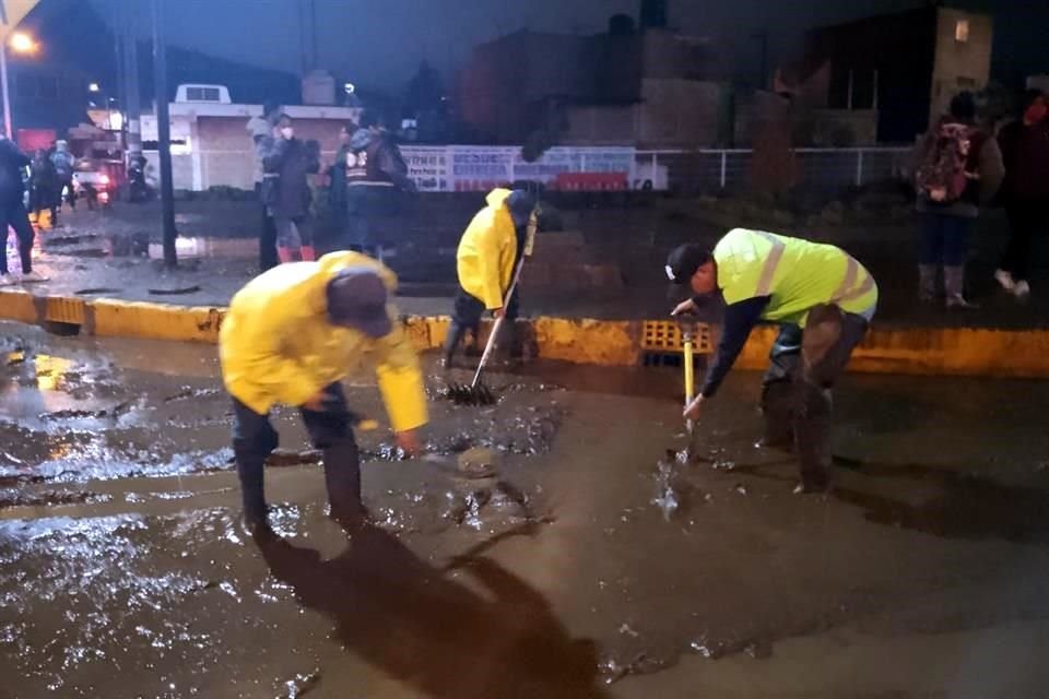 El Río Santiago, que desciende del Ajusco a Xochimilco, se desbordó en Tlalpan y Xochimilco debido a lluvias de este lunes, informó Sacmex.