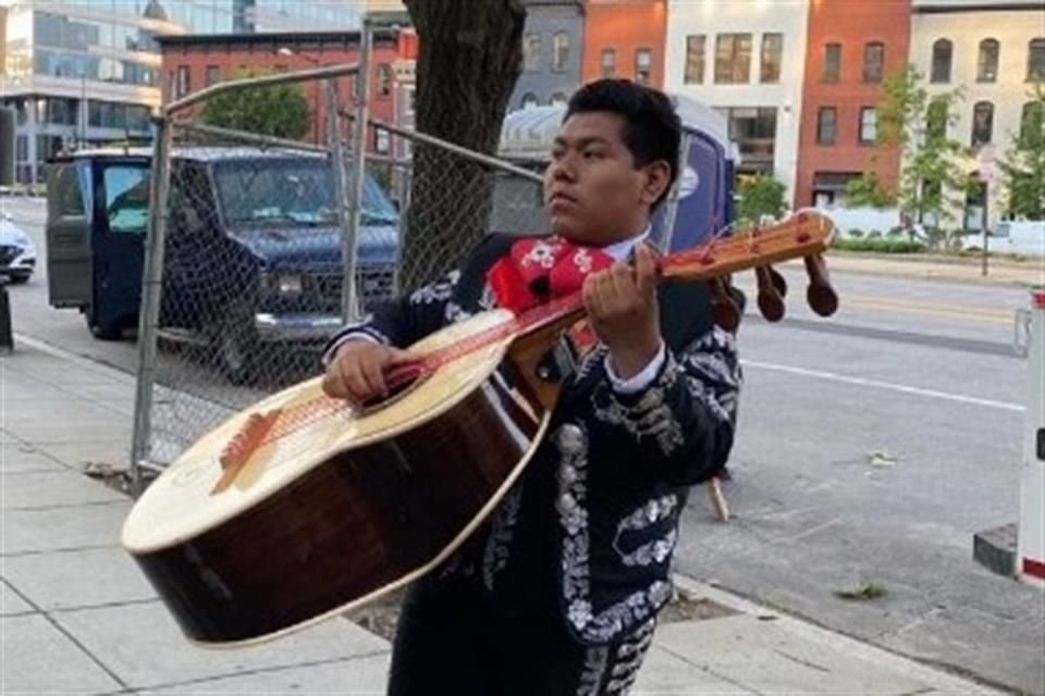 Un integrante del mariachi 'Habaneros', integrado por jóvenes méxico-americanos, y una adolescente, hija de mexicanos nacida en Estados Unidos, que le cantó 'Viva México' a AMLO.