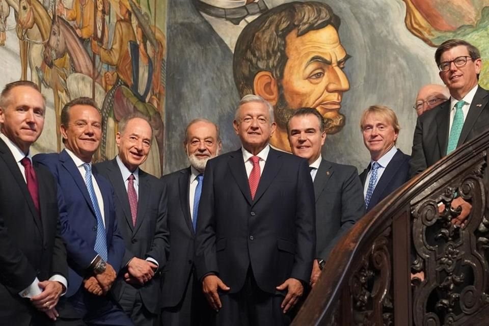 AMLO con con Carlos Slim (izquierda) y Francisco Cervantes (derecha).