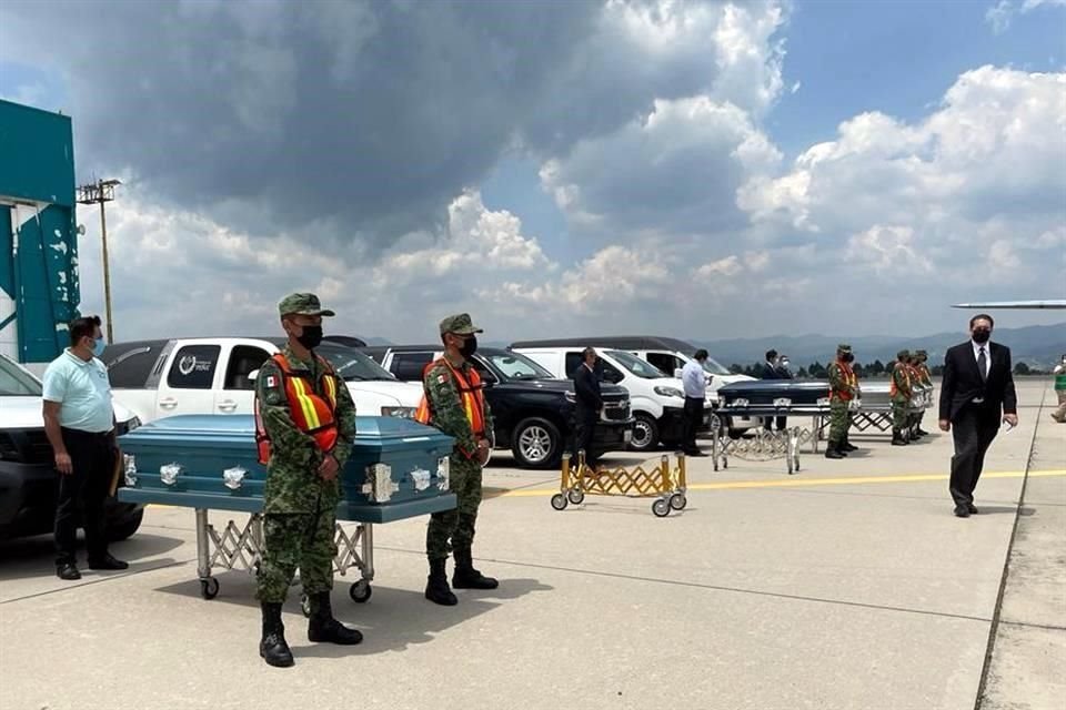 Los cuerpos de ocho migrantes mexicanos que murieron en tráiler en Texas, EU, fueron repatriados y llegaron en un primer vuelo a Toluca.