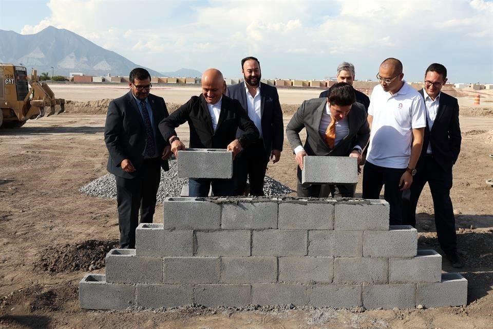 Samuel García asistió a la colocación de la primera piedra de la empresa taiwanesa Quanta Computer, en el municipio de García.