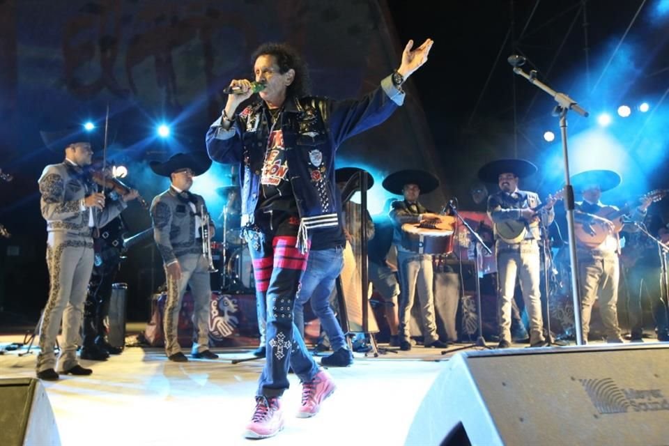 Alex Lora en la reinauguración de la Concha Acústica del parque Agua Azul.