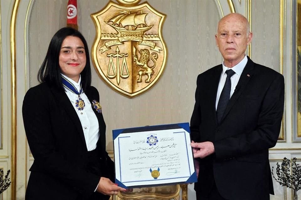 Ons Jabeur fue condecorada con la Gran Medalla de la Orden Nacional del Mérito de manos del presidente de Túnez, Kais Saïed.