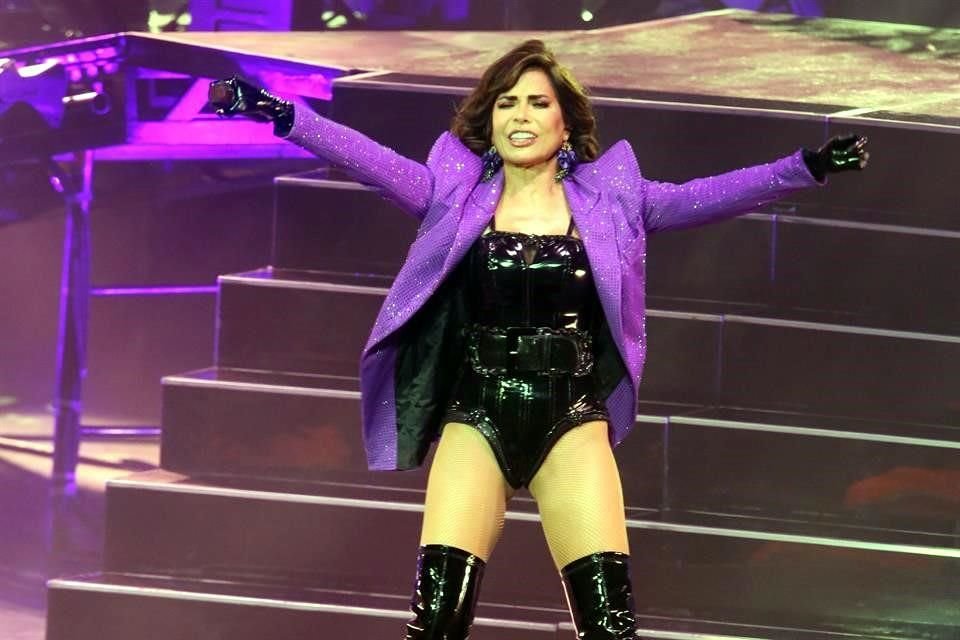 Mónica Naranjo y Gloria Trevi llegaron este jueves a Jalisco con su show Valientes, con el que deleitaron a más de 8 mil fans.