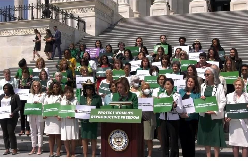 Encabezadas por la presidenta de la Cámara, Nancy Pelosi, las demócratas se pronunciaron a favor del aborto afuera del Capitolio.