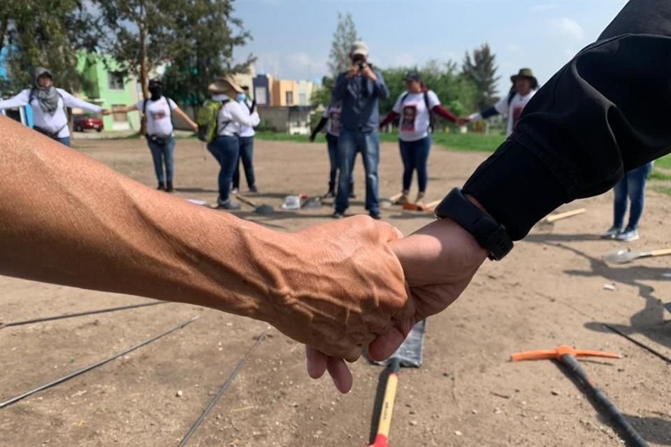 Las Madres Buscadoras de Sonora comenzaron labores en el Fraccionamiento Chulavista, en Tlajomulco, aunque esta vez no están acompañadas por autoridades.