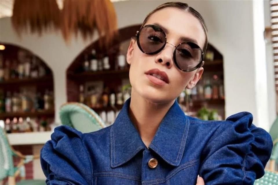 Michelle Salas brilla con la nueva colección de lentes de la firma de Carolina Herrera; tiene diseños sofisticados para una mujer segura.