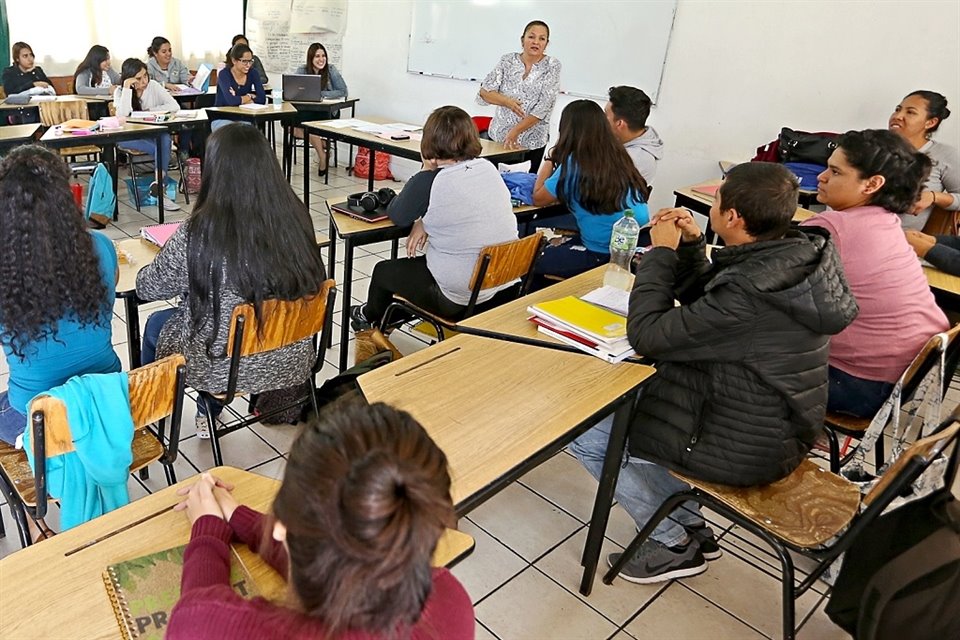 Jalisco cuenta con mil 714 maestros capacitados para atender a estudiantes con alguna discapacidad.
