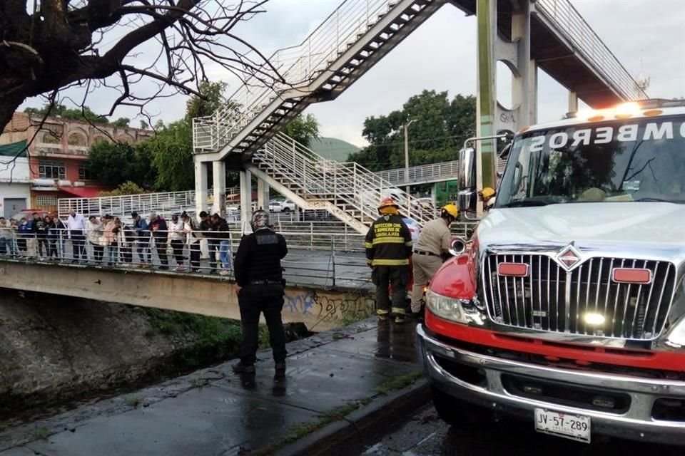 Un reporte anónimo avisó que había un cuerpo humano dentro de un canal en la Avenida Ahuehuetes, cerca de la Avenida Colón.