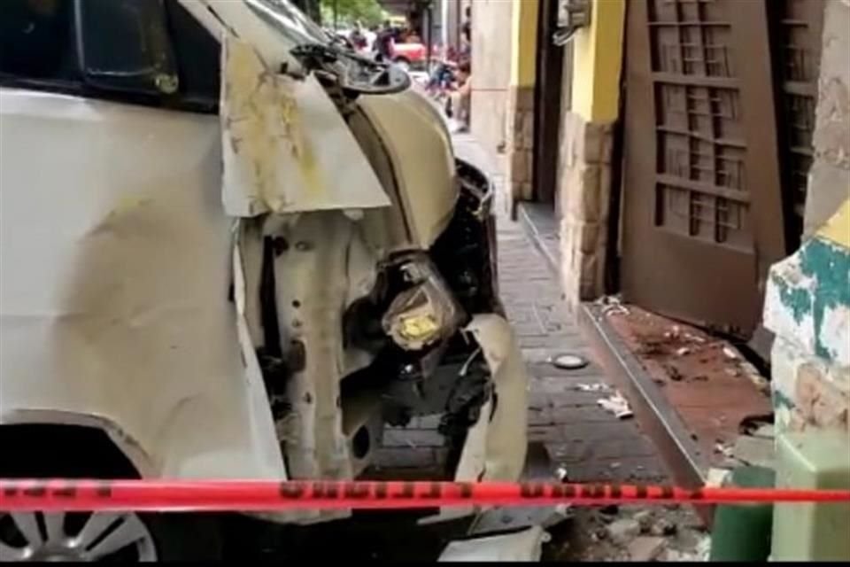 Aficionados del Cruz Azul que viajaron desde el Estado de México para ver el partido contra el Atlas sufrieron un accidente automovilístico al chocar contra un negocio en el Centro de Guadalajara.