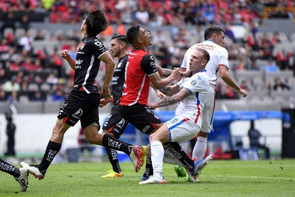 Carlos Rotondi se fue expulsado en el final del primer tiempo.