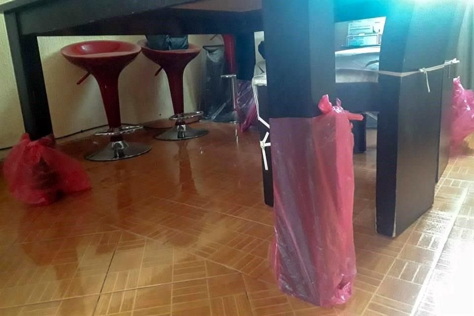 Vecinos de Villas de la Hacienda cubren sus muebles con plásticos, ante el temor de inundarse.