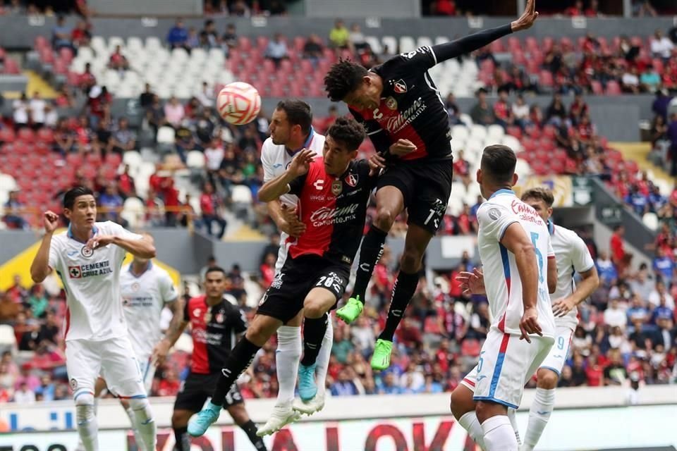 Gol de Ozziel Herrera en el juego contra Cruz Azul.