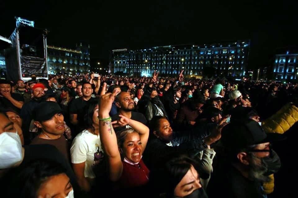 Los fans de la Maldita Vecindad disfrutaron la presentación gratuita con bailes, señas y cantos.