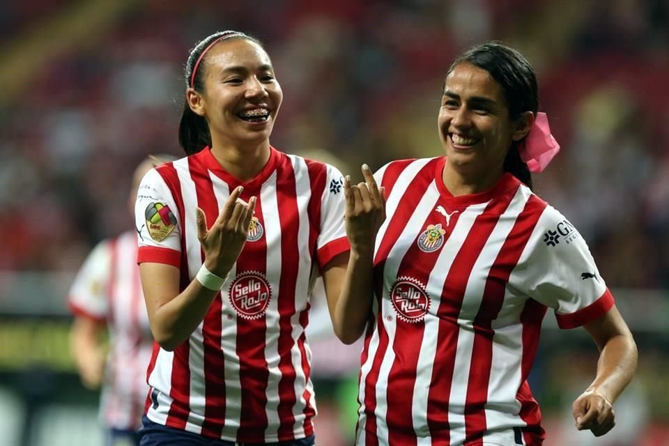 Gabriela Valenzuela remató de cabeza para el segundo gol de Chivas.