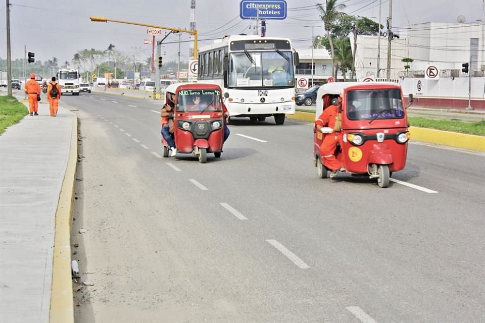 Los 'pochimóviles', como dicen a los mototaxis en Tabasco, buscan ser regulados tras popularizarse entre trabadores de refinería Olmeca en Paraíso quienes son sus usuarios mayoritarios.