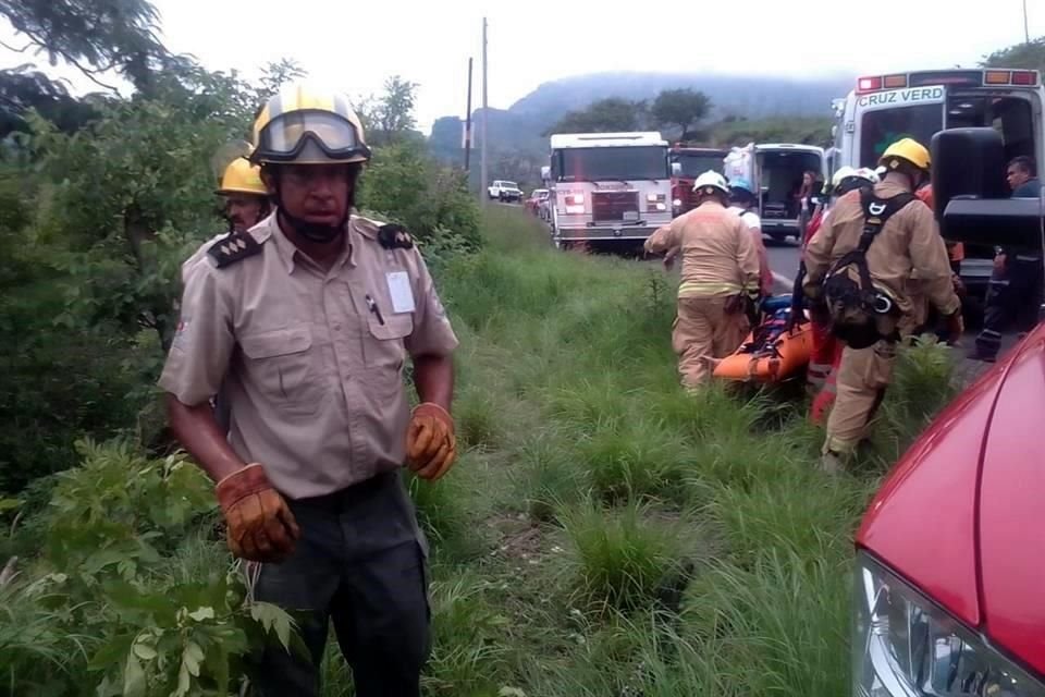 Una pareja que tripulaba un Mini Cooper se desbarrancó en Carretera a Saltillo y cayó cerca de 50 metros de profundidad, pero sobrevivieron.