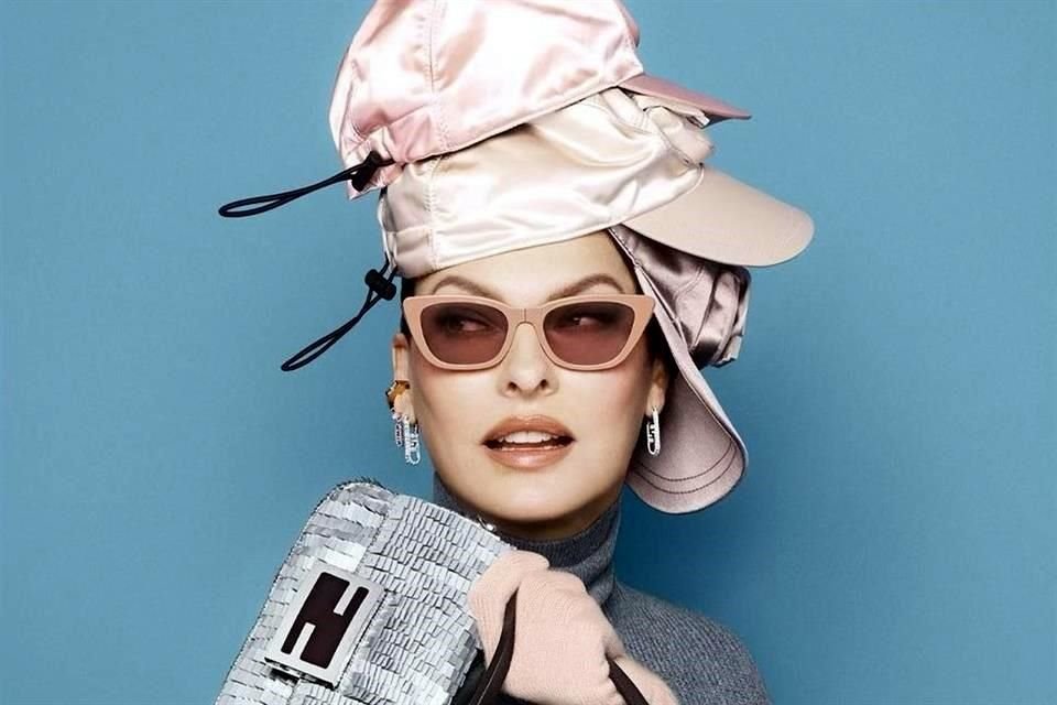 La top model Linda Evangelista regresó al mundo de la moda como imagen de Fendi, tras sufrir una tragedia con un tratamiento estético.