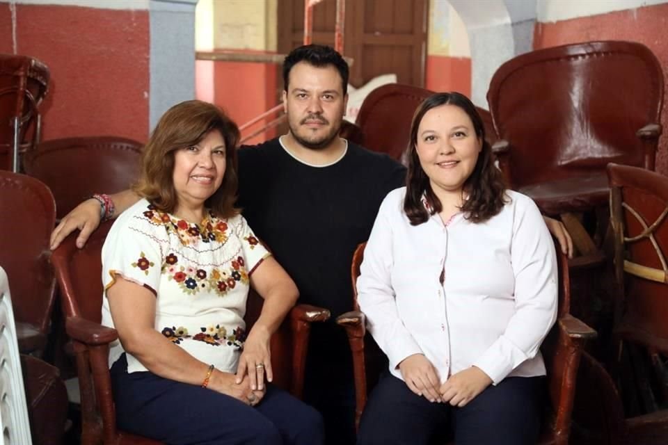 Maria Luisa Partida González, Jorge Humberto Vidaurri Partida y Cynthia Gabriela Vidaurri Partida, propietarios de Los Famosos Equipales.