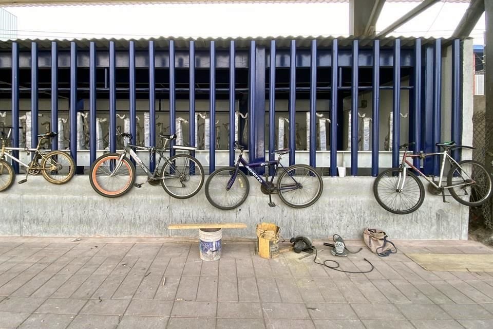 Un biciestacionamiento con equipamiento nuevo lleva un año cerrado al público en la estación del Tren Suburbano Fortuna, en Azcapotzalco.