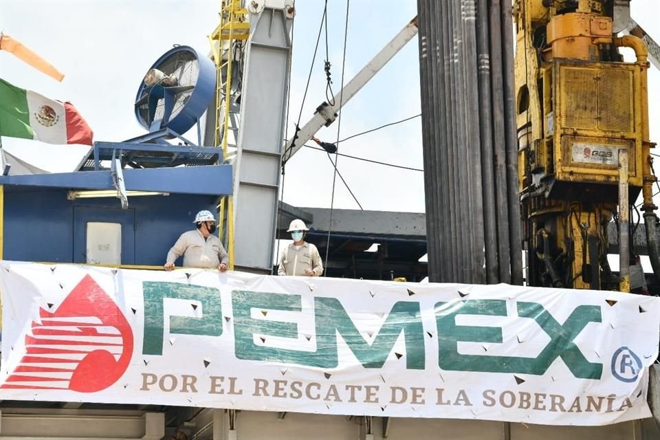 Proveedores de Pemex acumulan pérdidas tras el canje de deuda de la petrolera.