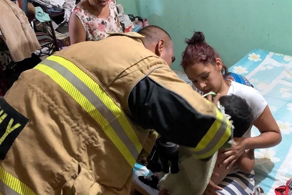 El enjarre del techo de una vivienda cayó sobre una madre y su bebé de un año y 8 meses de edad, en la Colonia El Campesino, en Tlaquepaque.