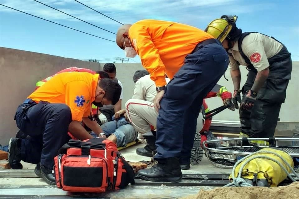 Un hombre sufrió una descarga eléctrica de 23 mil voltios cuando realizaba trabajos en la azotea de una vivienda ubicada en calles de la Colonia Oblatos, en Guadalajara.