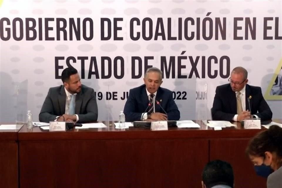 Los líderes de PRI, PAN y PRD en el Estado de México acudieron a un conversatorio sobre gobiernos de coalición organizado por el senador Mancera.