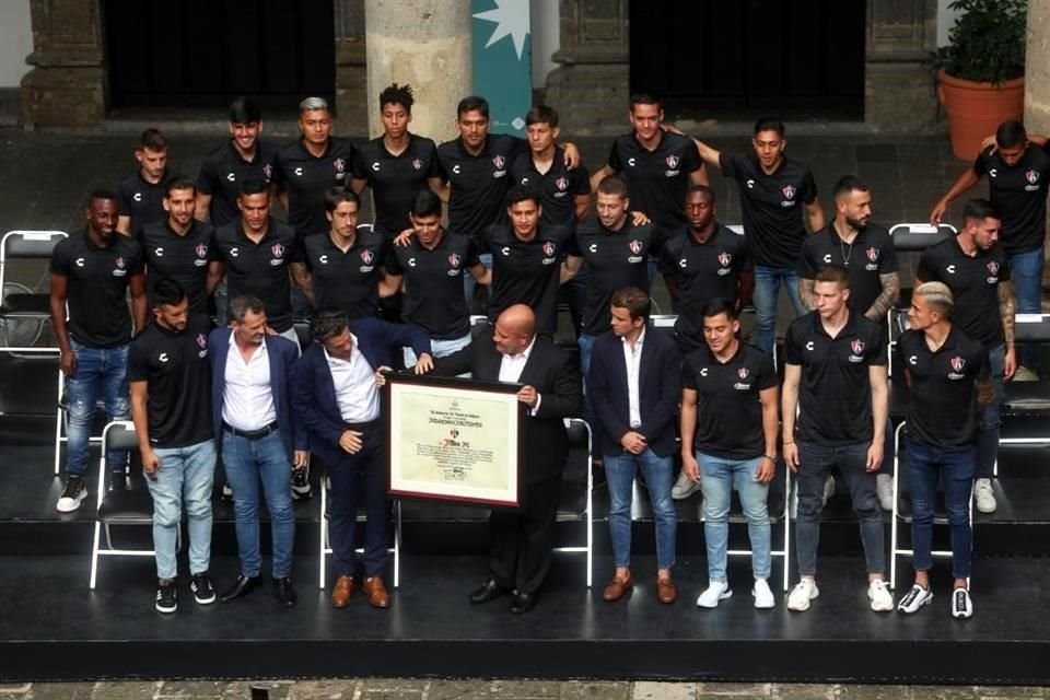 Entrega de reconocimiento al Atlas por parte del Gobierno de Jalisco.