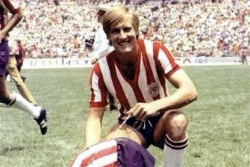 En la década de los 70 llegó a Chivas el delantero de aspecto alemán Hans Friessen, al igual que Santiago Ormeño, mexicano de nacimiento.