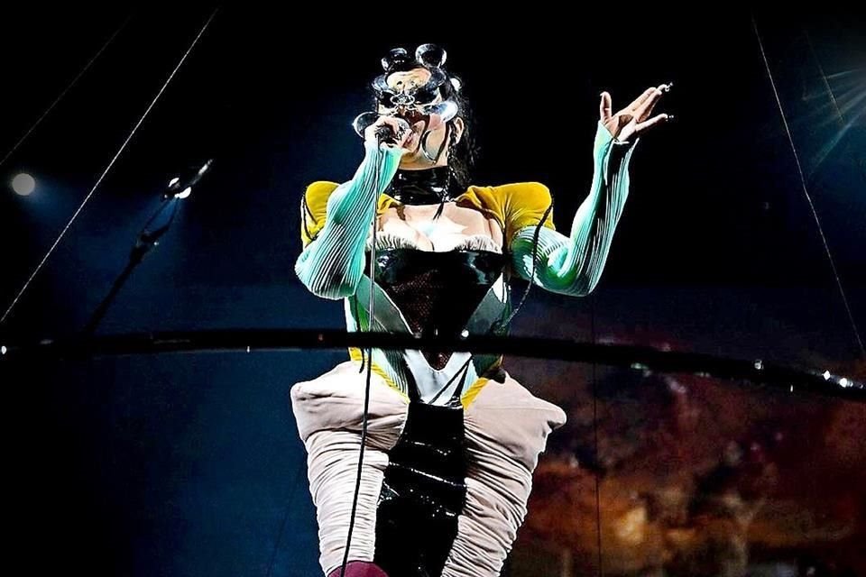 Björk ya vistió una prenda Vanebon, y fue en su pasado concierto en Los Ángeles.