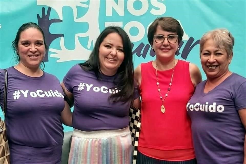 Luz Raquel Padilla Gutiérrez, segunda de izquierda a derecha, en un foro sobre cuidadores en el Palacio de Gobierno de Zapopan, un día antes de su feminicidio.