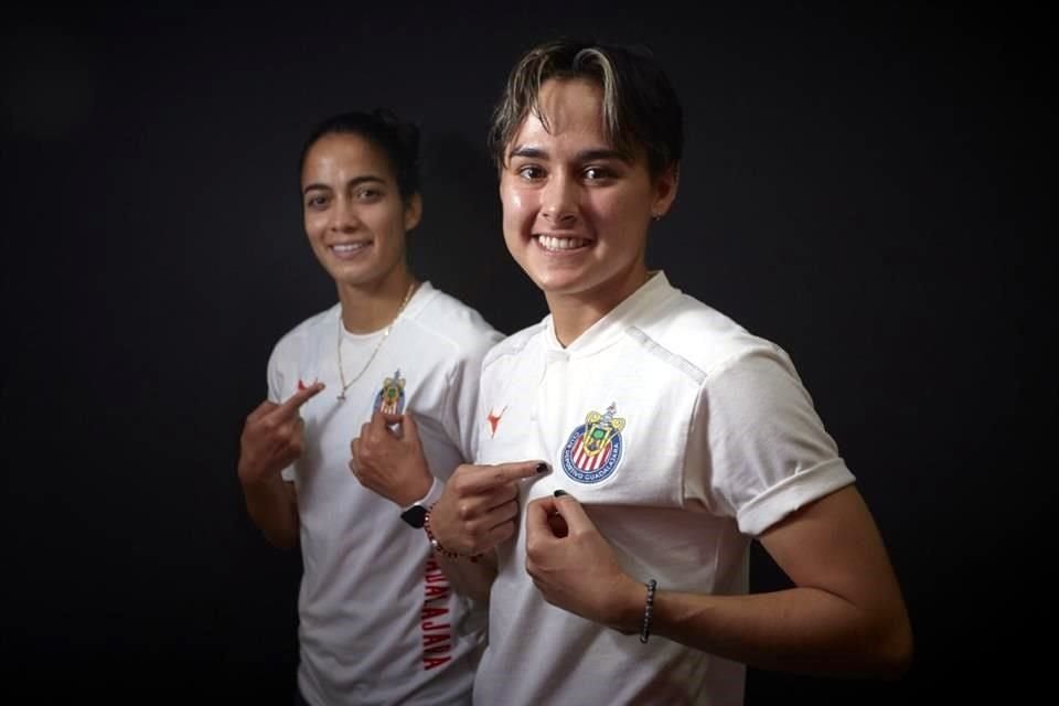 Carolina Jaramillo (izq.) y Blanca Félix están emocionadas por los nuevos retos de las Chivas.