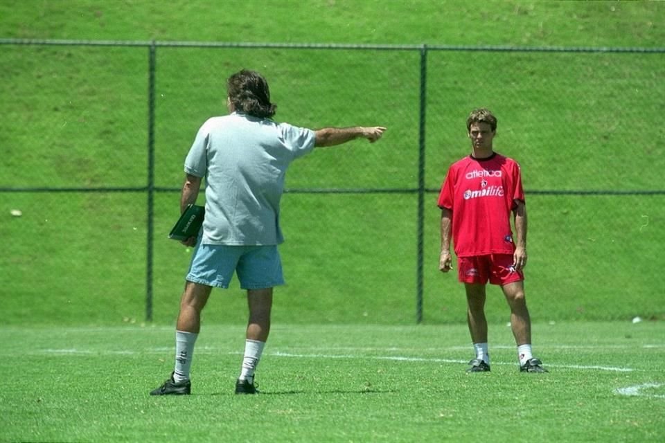 Recibe Diego Cocca indicaciones de Ricardo La Volpe, durante un entrenamiento del Atlas en el Torneo de Verano 2001.