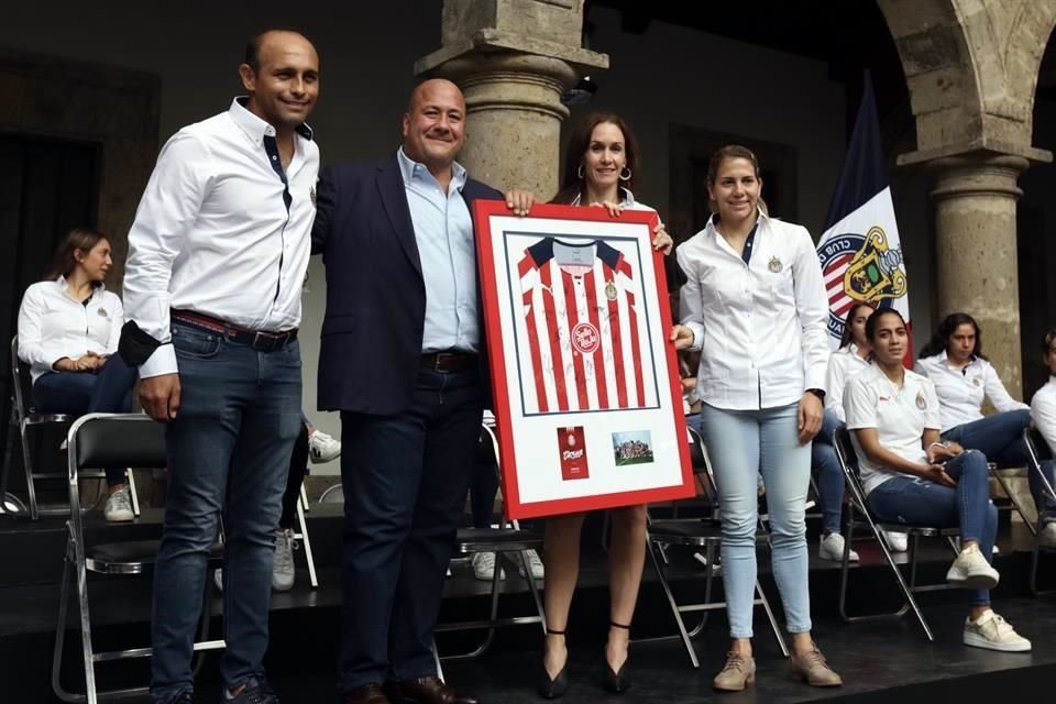 Alicia Cervantes entregó a Enrique Alfaro una playera autografiada por todo el equipo Chivas Femenil.