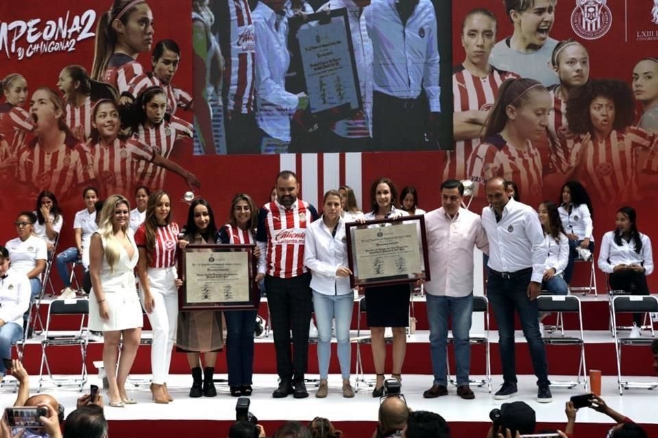 Integrantes de la LXIII legislatura entregaron reconocimiento al equipo Chivas Femenil por logros y campeonatos conseguidos.