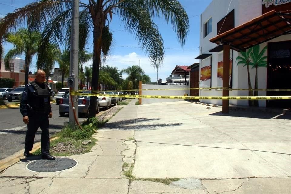 A balazos fue atacado un empleado encargado de abrir un restaurante de mariscos; se reporta de regular a grave.