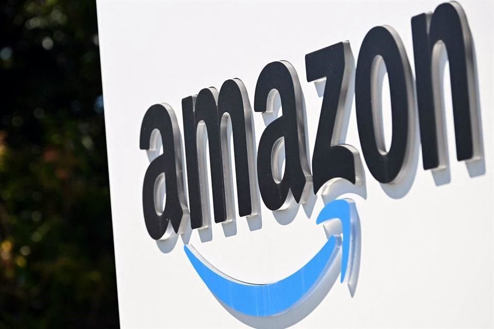 En los últimos años, Amazon lanzó una farmacia en línea, luego de la adquisición de la farmacia de pedidos por correo PillPack Inc, y comenzó una clínica de atención primaria para sus empleados y algunas otras empresas, entre otras iniciativas centradas en la salud.