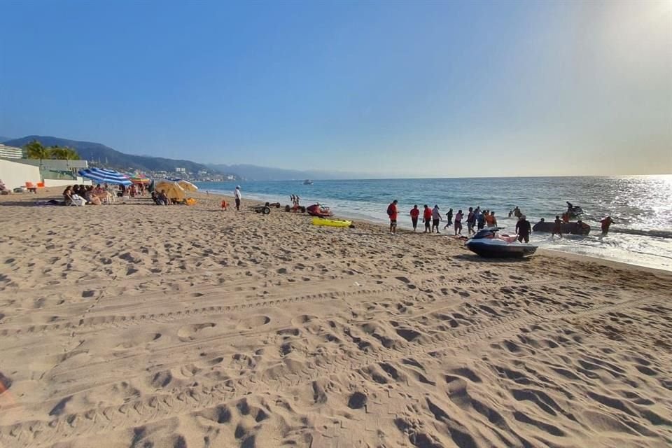 La mañana de este jueves, elementos de Protección Civil y Bomberos de Puerto Vallarta encontraron un cuerpo flotando en el mar.