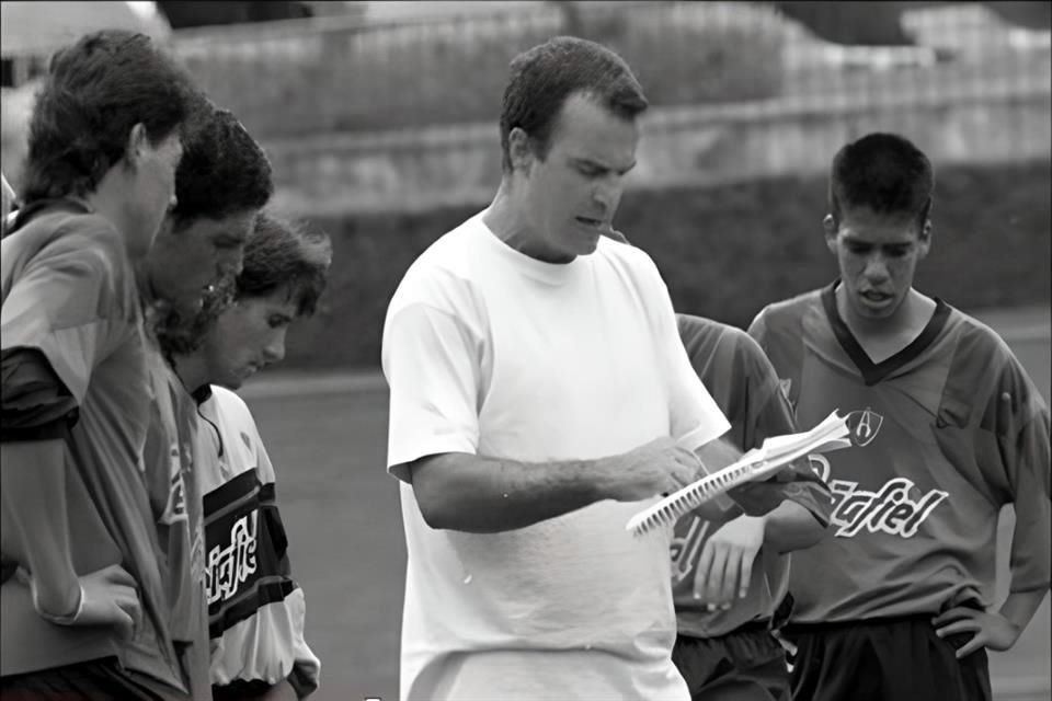 Marcelo Bielsa estuvo al frente del club tapatío en las temporadas 1993-1994 y 1994-1995.